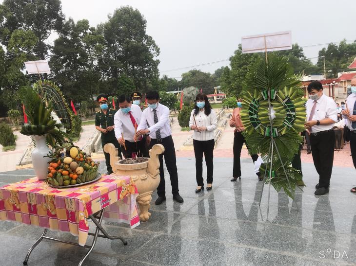 Bến Cầu-viếng nghĩa trang liệt sĩ nhân kỷ niệm 46 năm Ngày giải phóng miền Nam, thống nhất đất nước